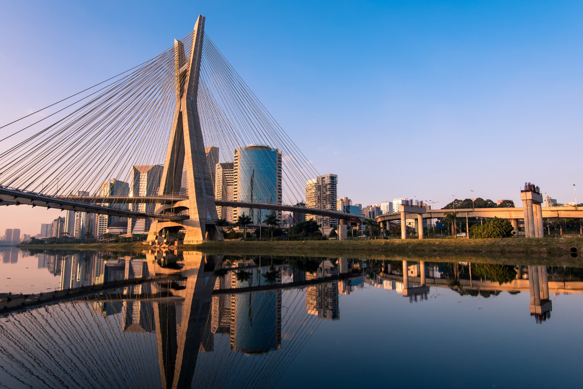 The Estaiada bridge and the São Paulo skyline reflected in the Pinheiros river